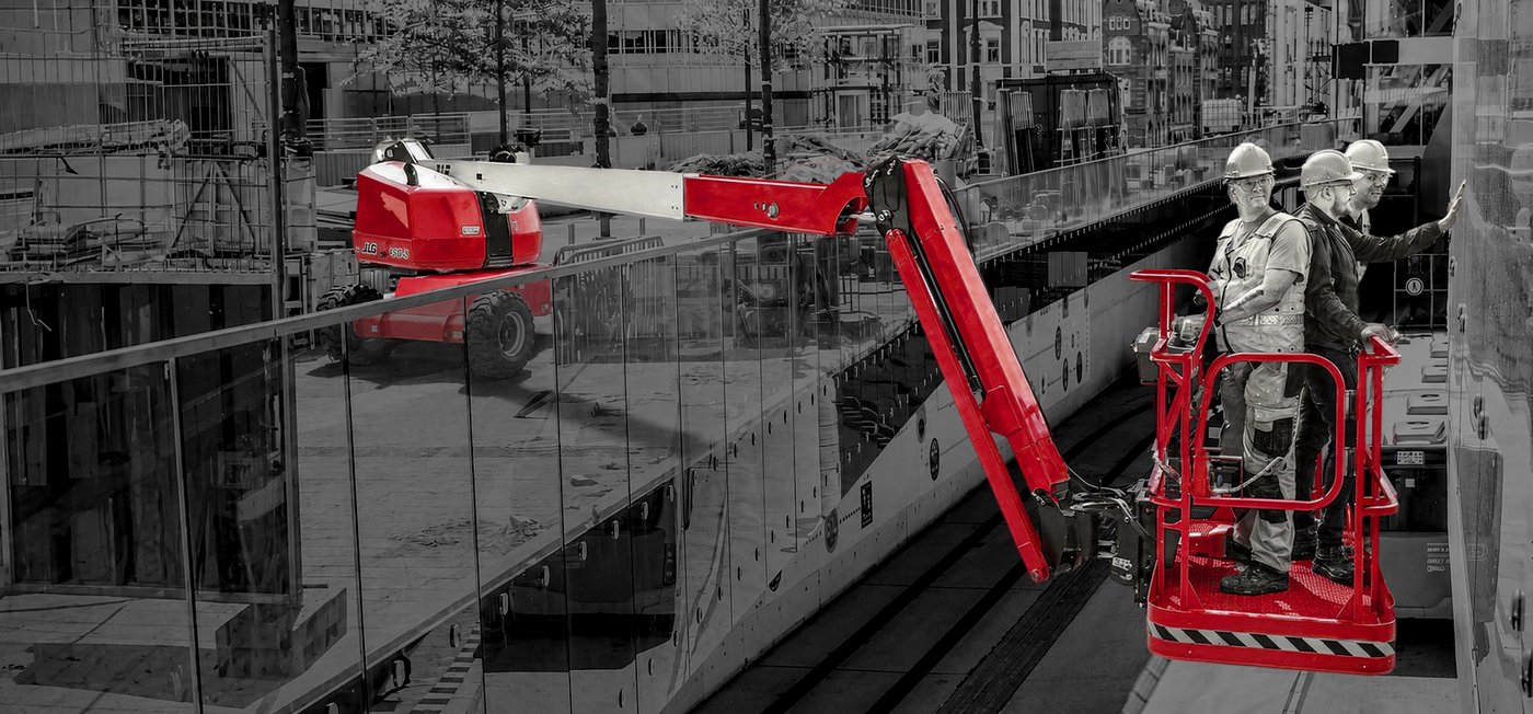 Nacelle élévatrice rouge en chantier — solutions de levage offertes par Groupe Lambert